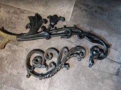 Jugendstil Arm aus Gusseisen mit Blumen für eine Laterne