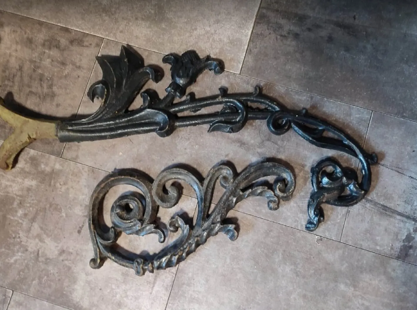 Jugendstil Arm aus Gusseisen mit Blumen für eine Laterne