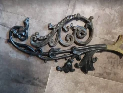 Jugendstil Arm aus Gusseisen mit Blumen für eine Laterne