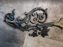 Jugendstil Arm aus Gusseisen mit Blumen für eine Laterne