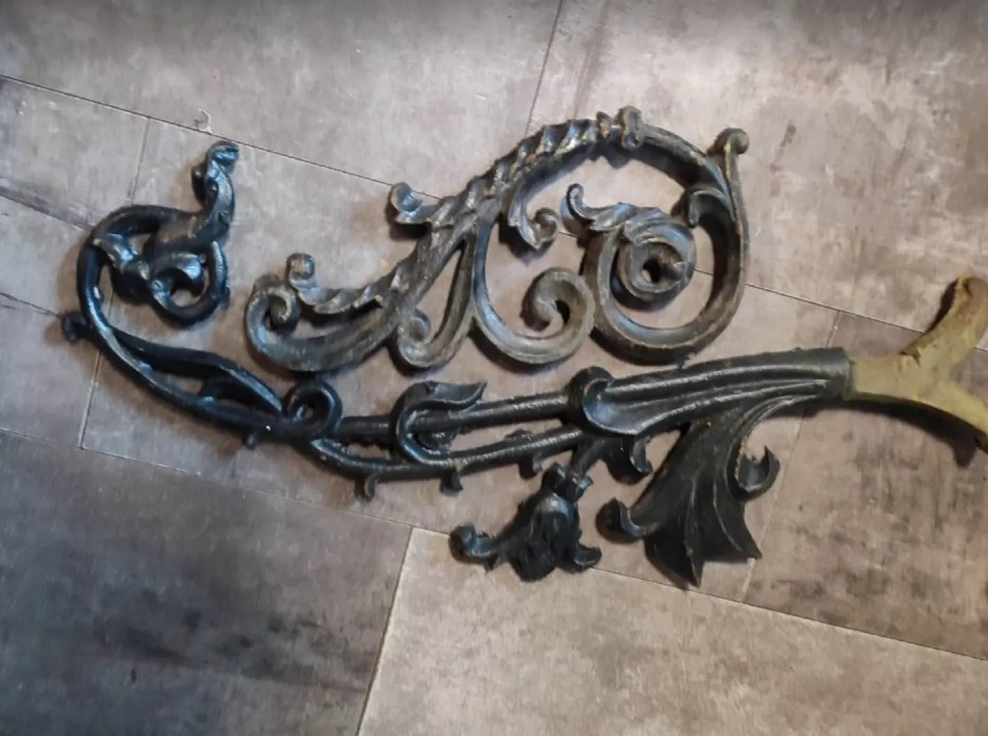 Jugendstil Arm aus Gusseisen mit Blumen für eine Laterne