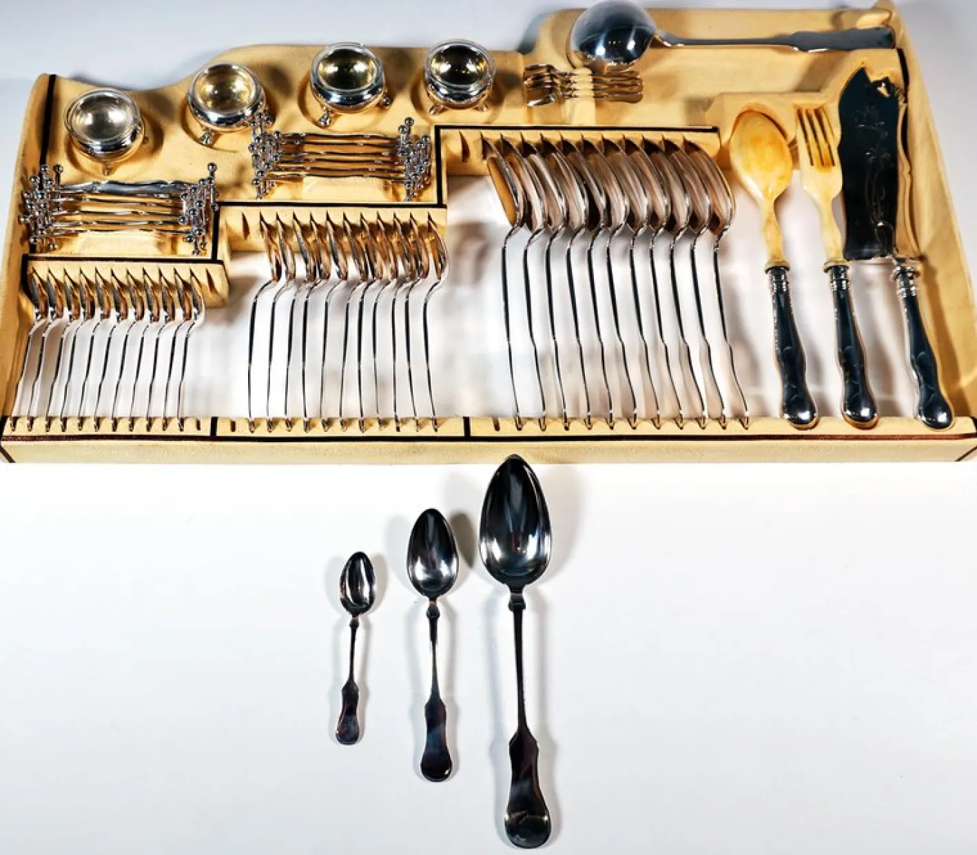 Jugendstil Silberbesteck für 12 Personen in Vitrine, Österreich-Ungarn, 1890er, 112er Set