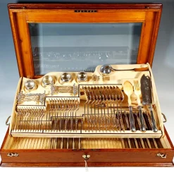 Jugendstil Silberbesteck für 12 Personen in Vitrine, Österreich-Ungarn, 1890er, 112er Set
