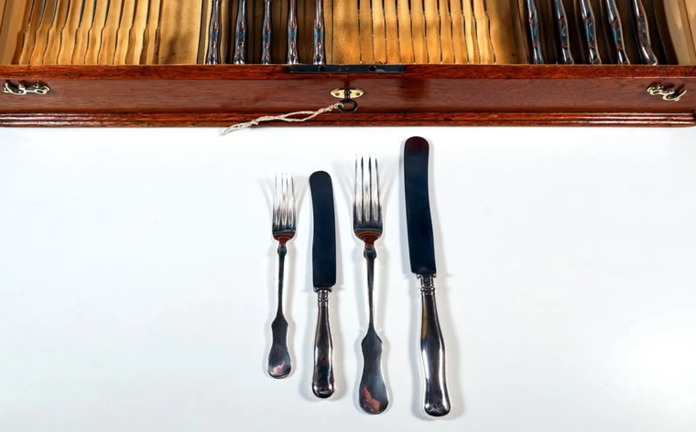 Jugendstil Silberbesteck für 12 Personen in Vitrine, Österreich-Ungarn, 1890er, 112er Set