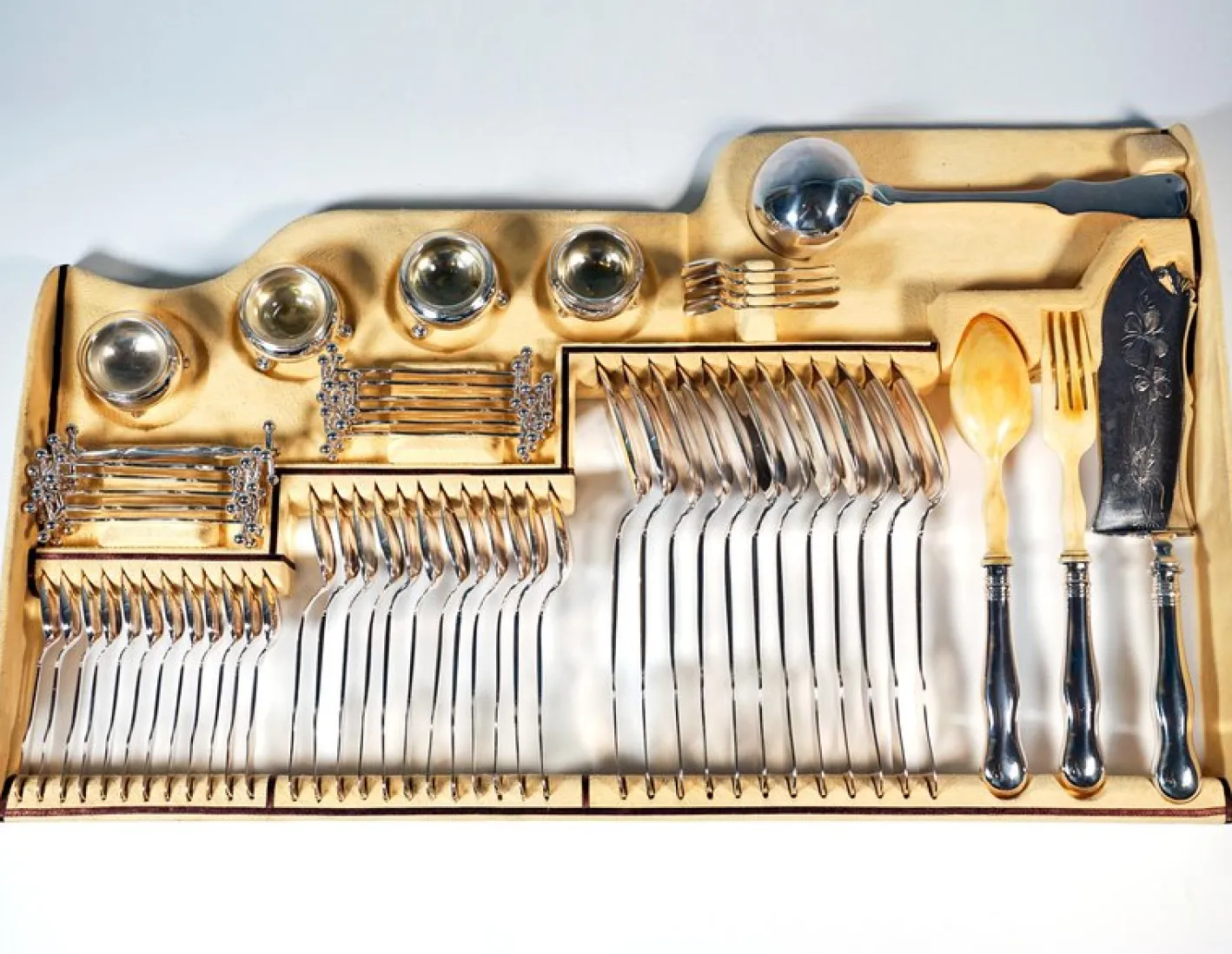 Jugendstil Silberbesteck für 12 Personen in Vitrine, Österreich-Ungarn, 1890er, 112er Set