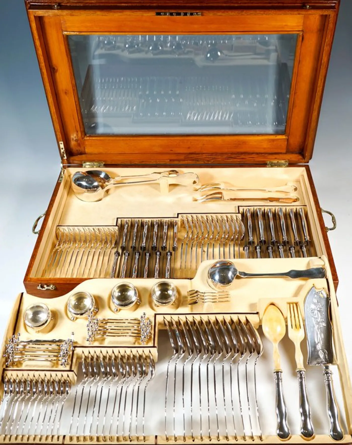 Jugendstil Silberbesteck für 12 Personen in Vitrine, Österreich-Ungarn, 1890er, 112er Set