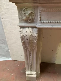 Kamin im Louis XVI Stil aus weißem Carrara Marmor, 1800er