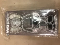 Kaws, Companion, Grau, 2017, Lackiertes Cast Vinyl