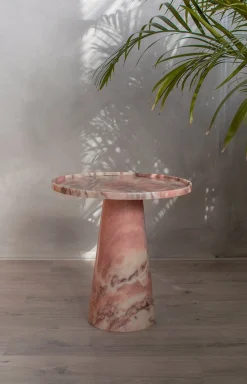 Kegeliger Beistelltisch aus rosa Marmor von Kiwano Concept