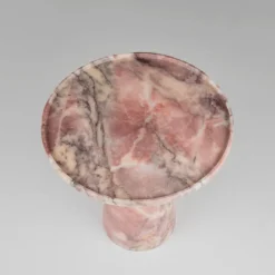 Kegeliger Beistelltisch aus rosa Marmor von Kiwano Concept