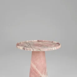 Kegeliger Beistelltisch aus rosa Marmor von Kiwano Concept
