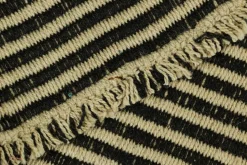 Kelim mit strukturierten cremeweißen und schwarzen Streifen von Rug&Kilim