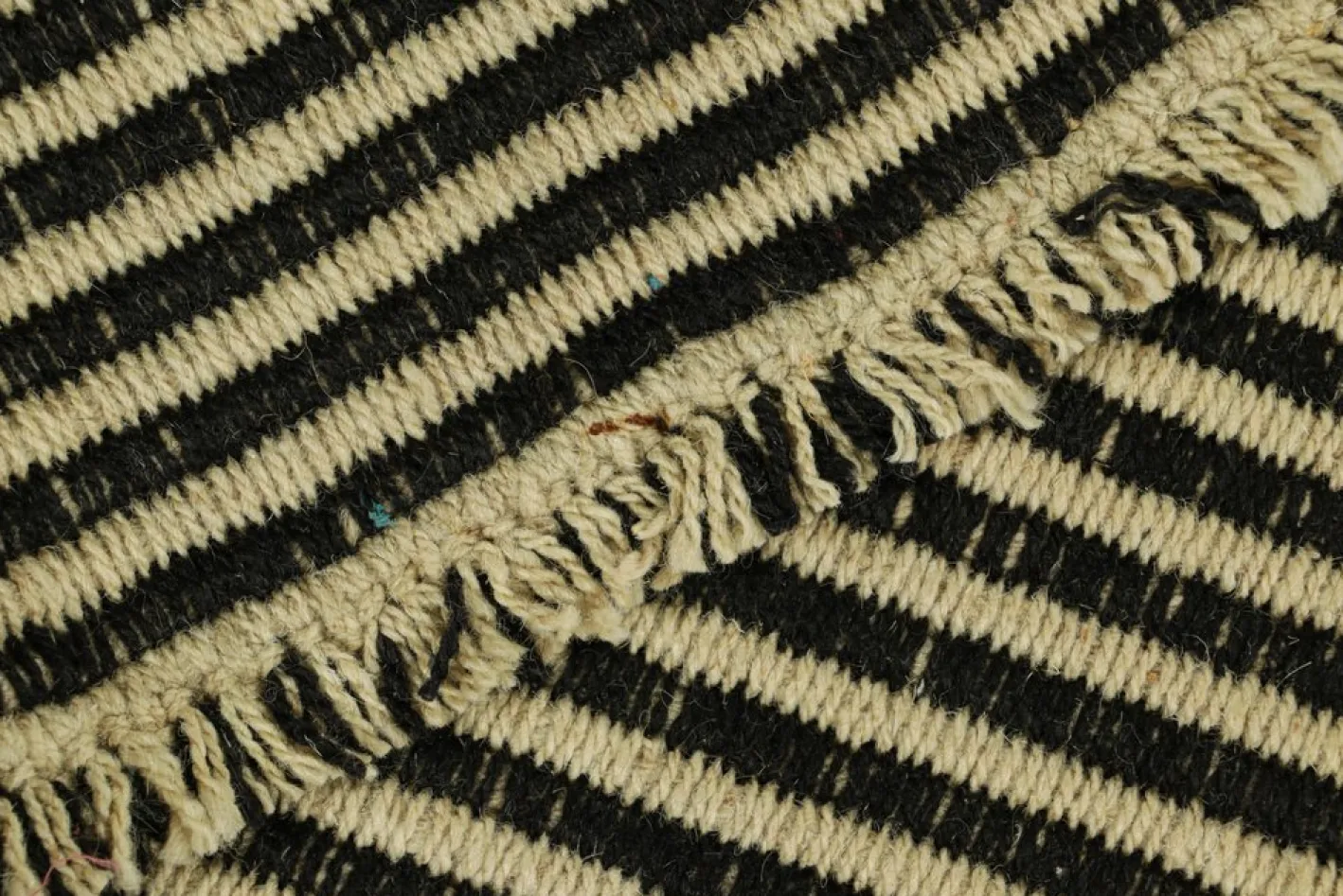 Kelim mit strukturierten cremeweißen und schwarzen Streifen von Rug&Kilim
