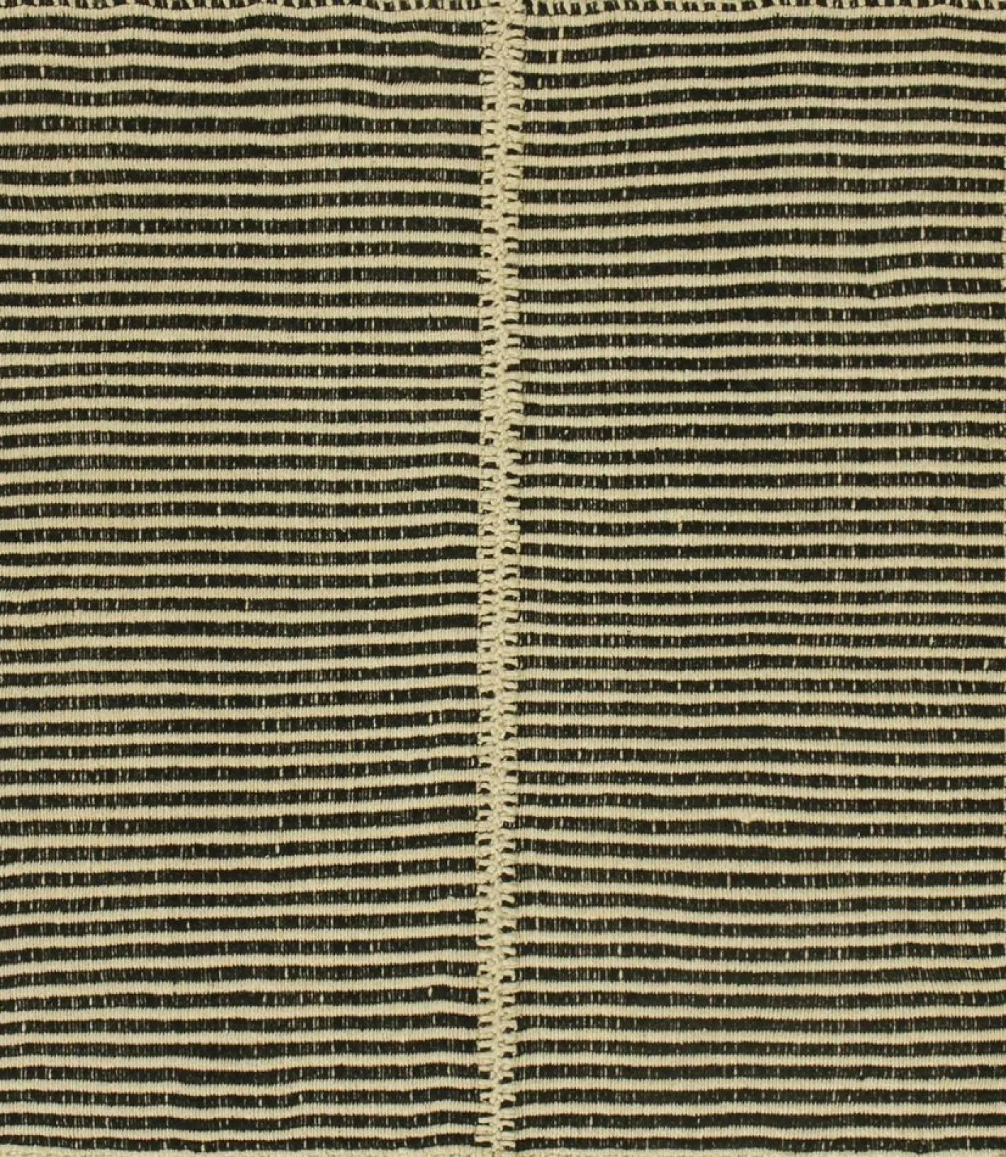 Kelim mit strukturierten cremeweißen und schwarzen Streifen von Rug&Kilim