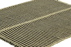 Kelim mit strukturierten cremeweißen und schwarzen Streifen von Rug&Kilim