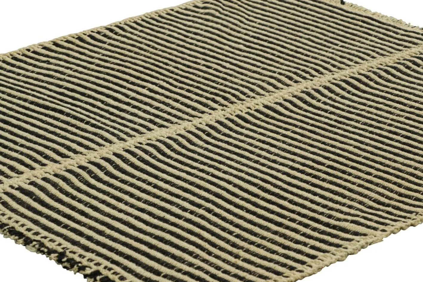 Kelim mit strukturierten cremeweißen und schwarzen Streifen von Rug&Kilim
