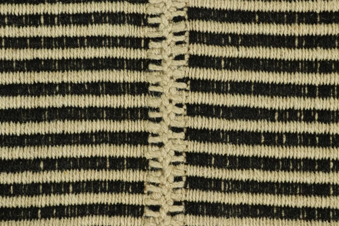 Kelim mit strukturierten cremeweißen und schwarzen Streifen von Rug&Kilim