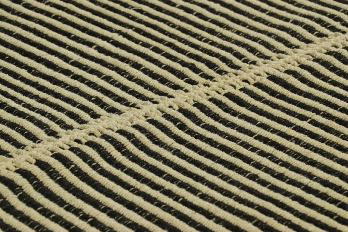 Kelim mit strukturierten cremeweißen und schwarzen Streifen von Rug&Kilim
