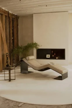 Kimani Bronze und Leder Tagesbett mit Kissen von Reda Amalou Design