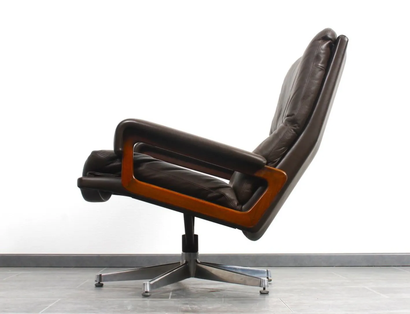 King Stuhl aus Braunem Leder von André Vandenbeuck für Strässle, 1960er