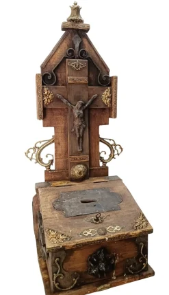 Kirchliche Almosendose aus Bronze und Holz