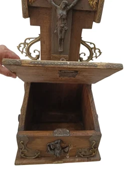 Kirchliche Almosendose aus Bronze und Holz