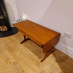 Klappbarer Couchtisch aus Teak mit Schublade von Stag, 1970er