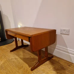 Klappbarer Couchtisch aus Teak mit Schublade von Stag, 1970er