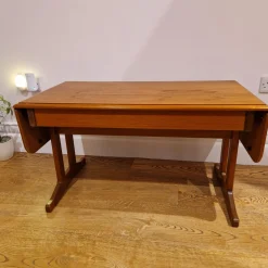 Klappbarer Couchtisch aus Teak mit Schublade von Stag, 1970er