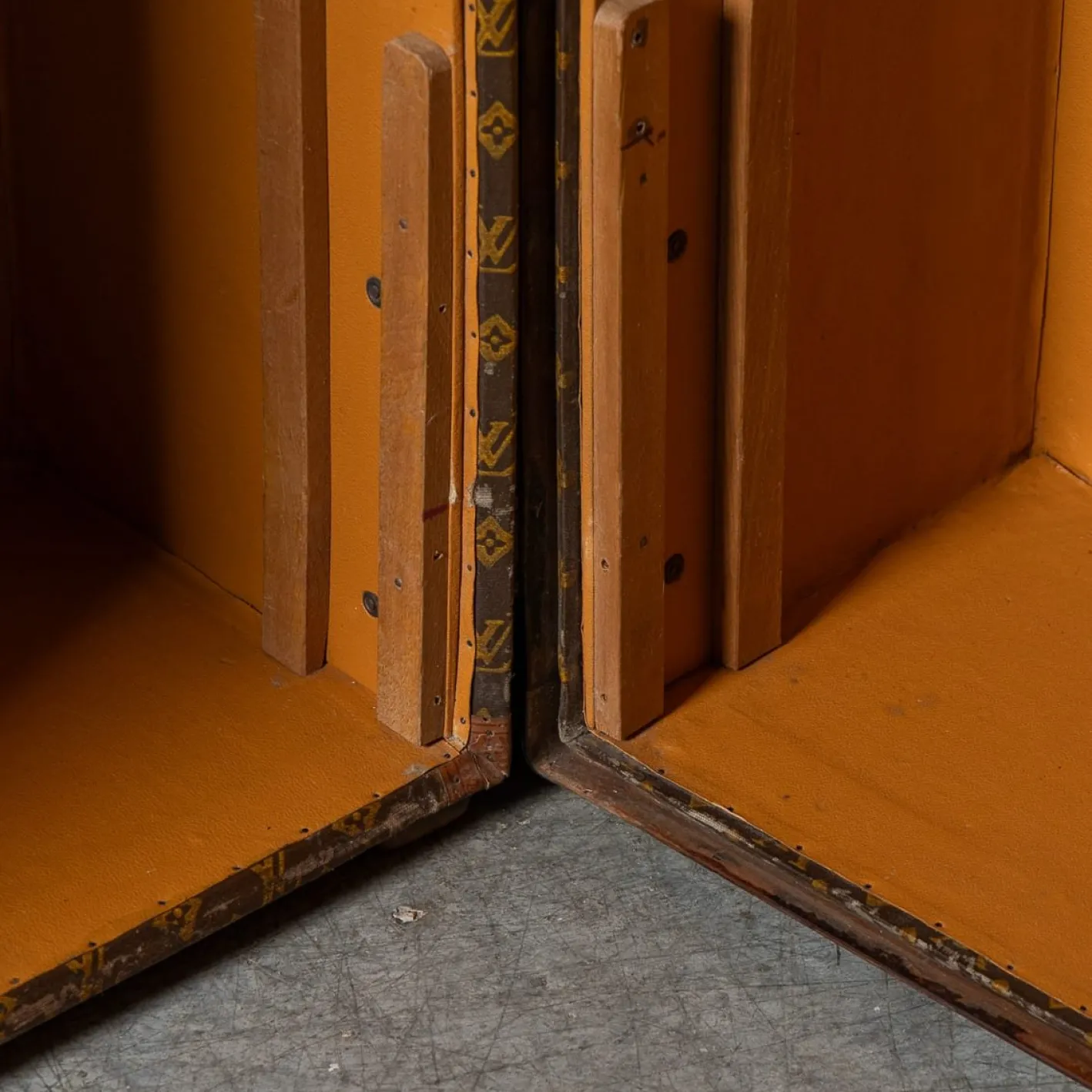 Kleiderschrank-Truhe mit monogrammiertem Leinen von Louis Vuitton, 1930er