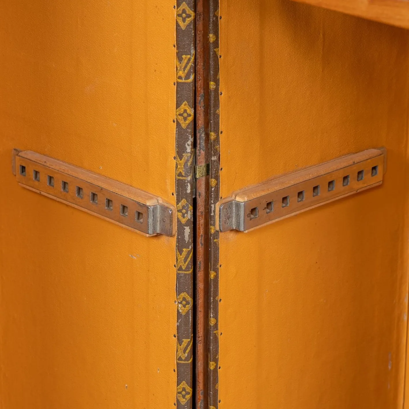 Kleiderschrank-Truhe mit monogrammiertem Leinen von Louis Vuitton, 1930er