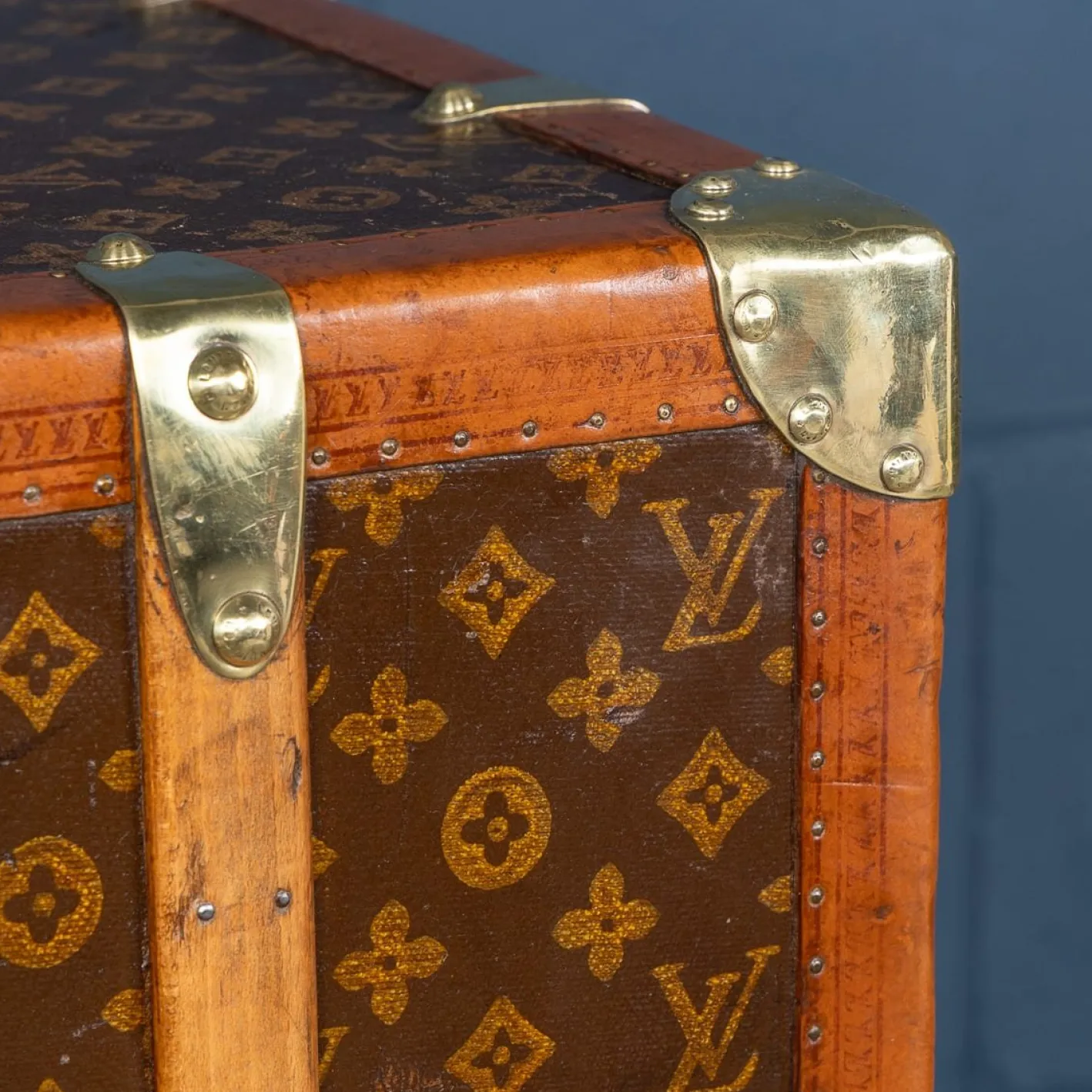 Kleiderschrank-Truhe mit monogrammiertem Leinen von Louis Vuitton, 1930er