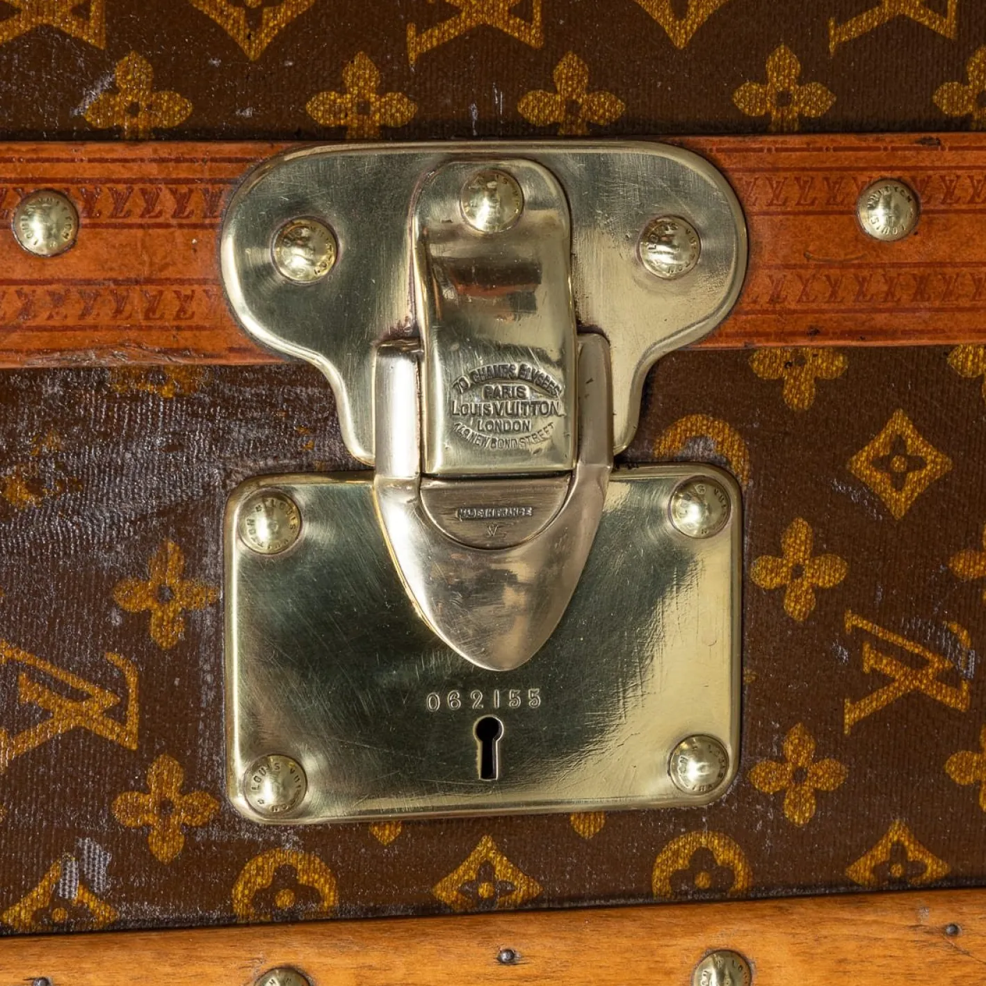 Kleiderschrank-Truhe mit monogrammiertem Leinen von Louis Vuitton, 1930er