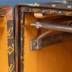 Kleiderschrank-Truhe mit monogrammiertem Leinen von Louis Vuitton, 1930er