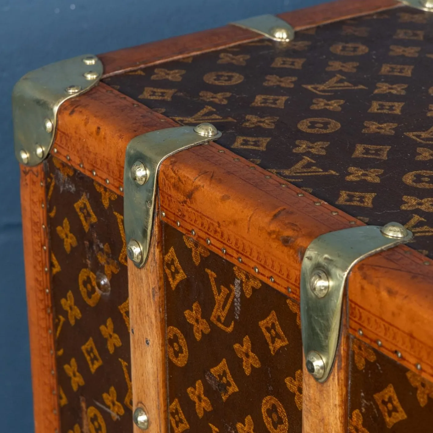 Kleiderschrank-Truhe mit monogrammiertem Leinen von Louis Vuitton, 1930er