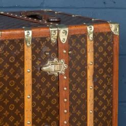 Kleiderschrank-Truhe mit monogrammiertem Leinen von Louis Vuitton, 1930er