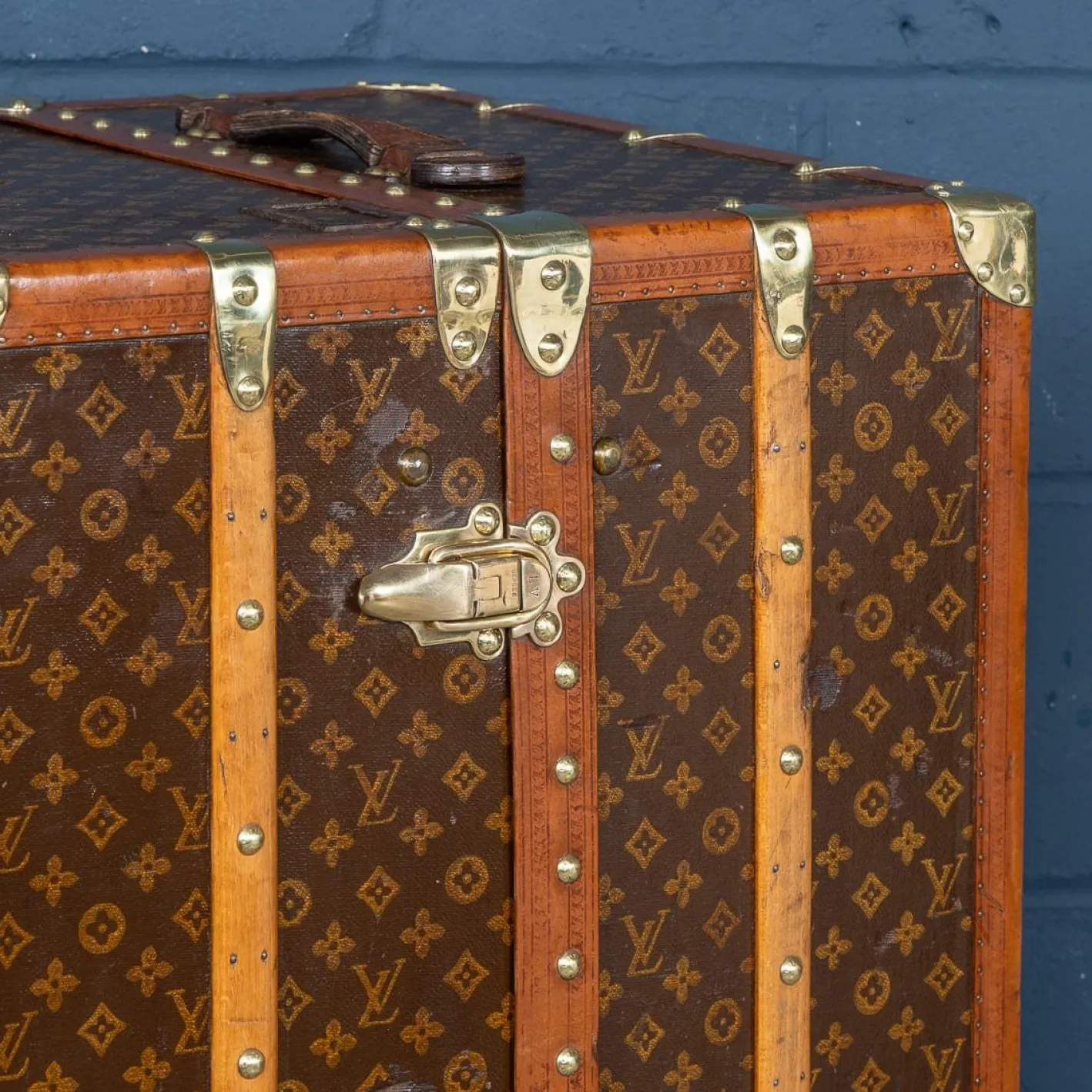 Kleiderschrank-Truhe mit monogrammiertem Leinen von Louis Vuitton, 1930er