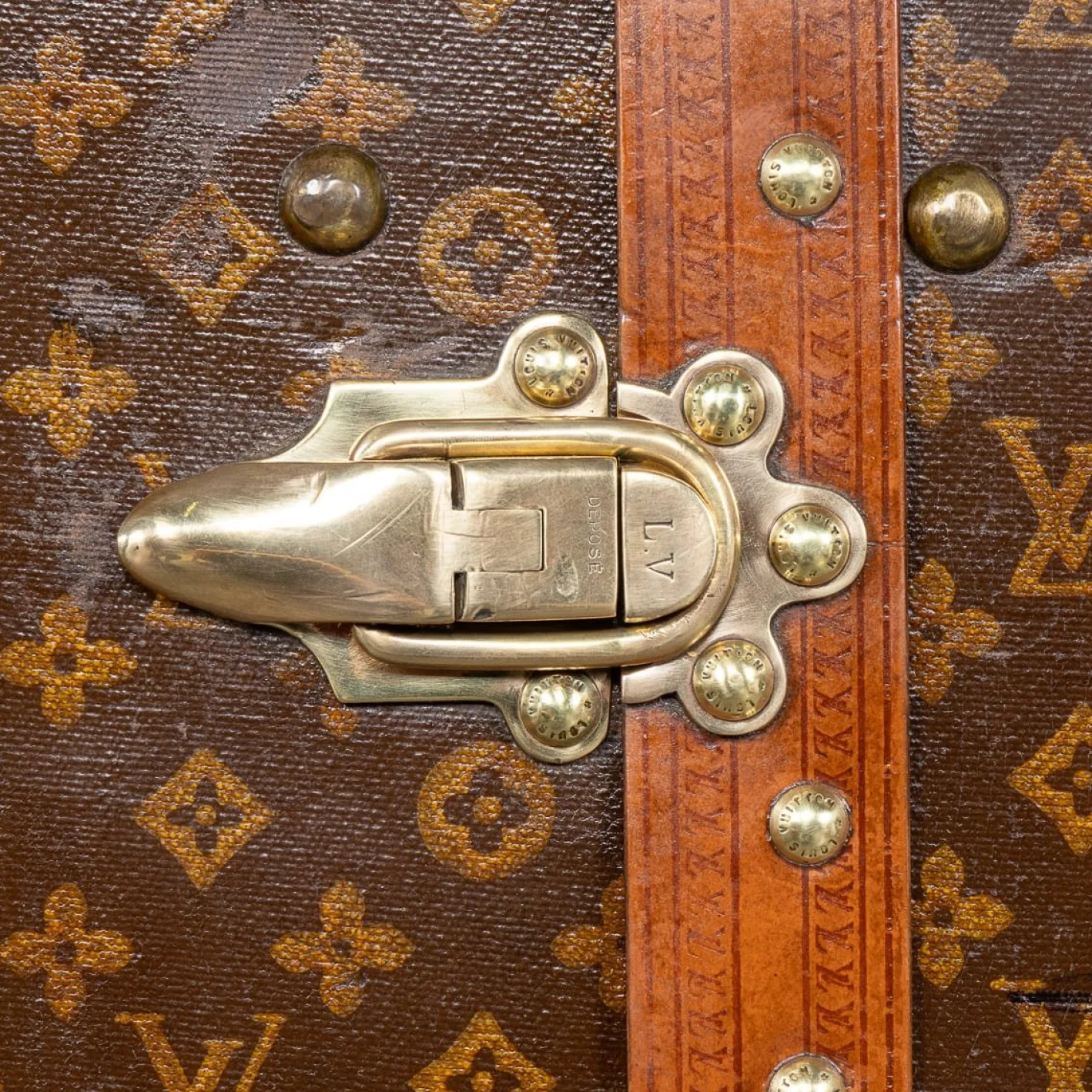 Kleiderschrank-Truhe mit monogrammiertem Leinen von Louis Vuitton, 1930er