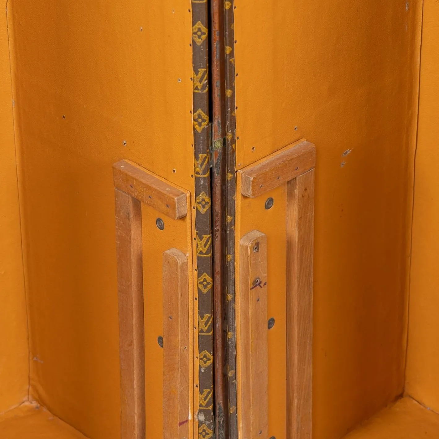 Kleiderschrank-Truhe mit monogrammiertem Leinen von Louis Vuitton, 1930er
