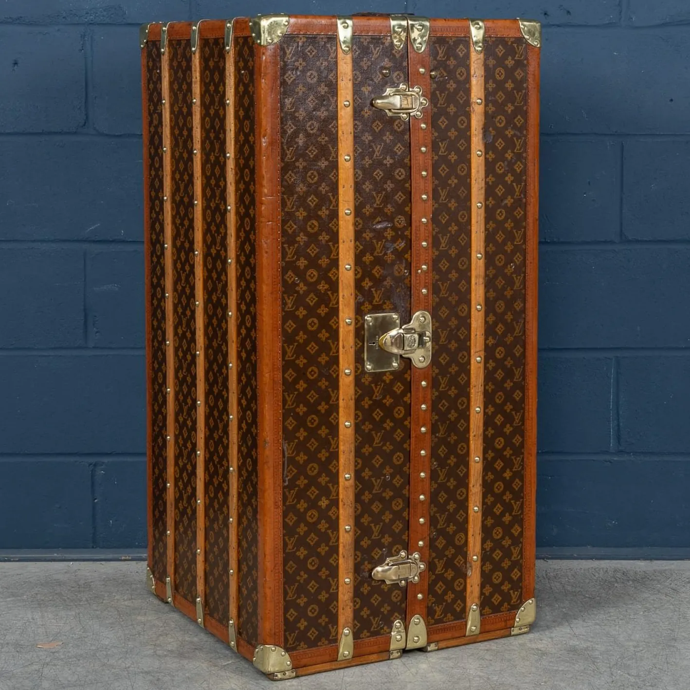 Kleiderschrank-Truhe mit monogrammiertem Leinen von Louis Vuitton, 1930er