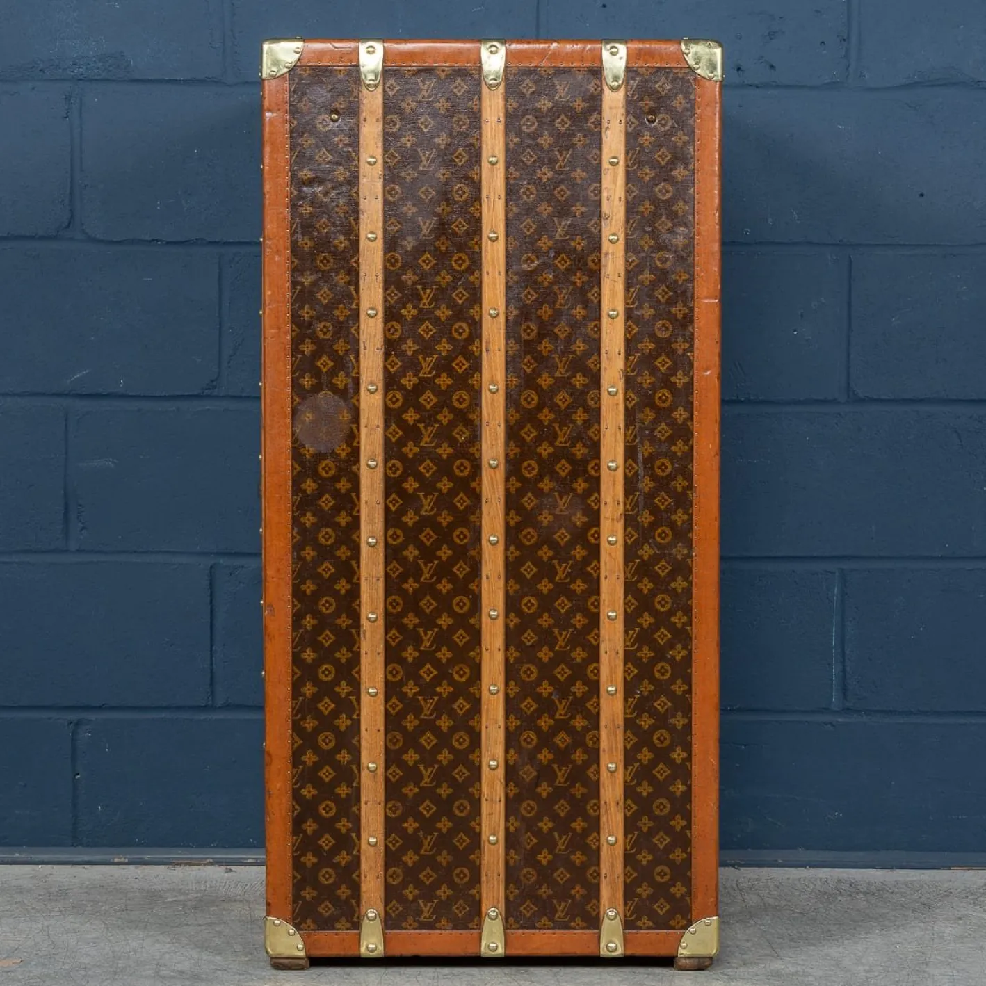 Kleiderschrank-Truhe mit monogrammiertem Leinen von Louis Vuitton, 1930er