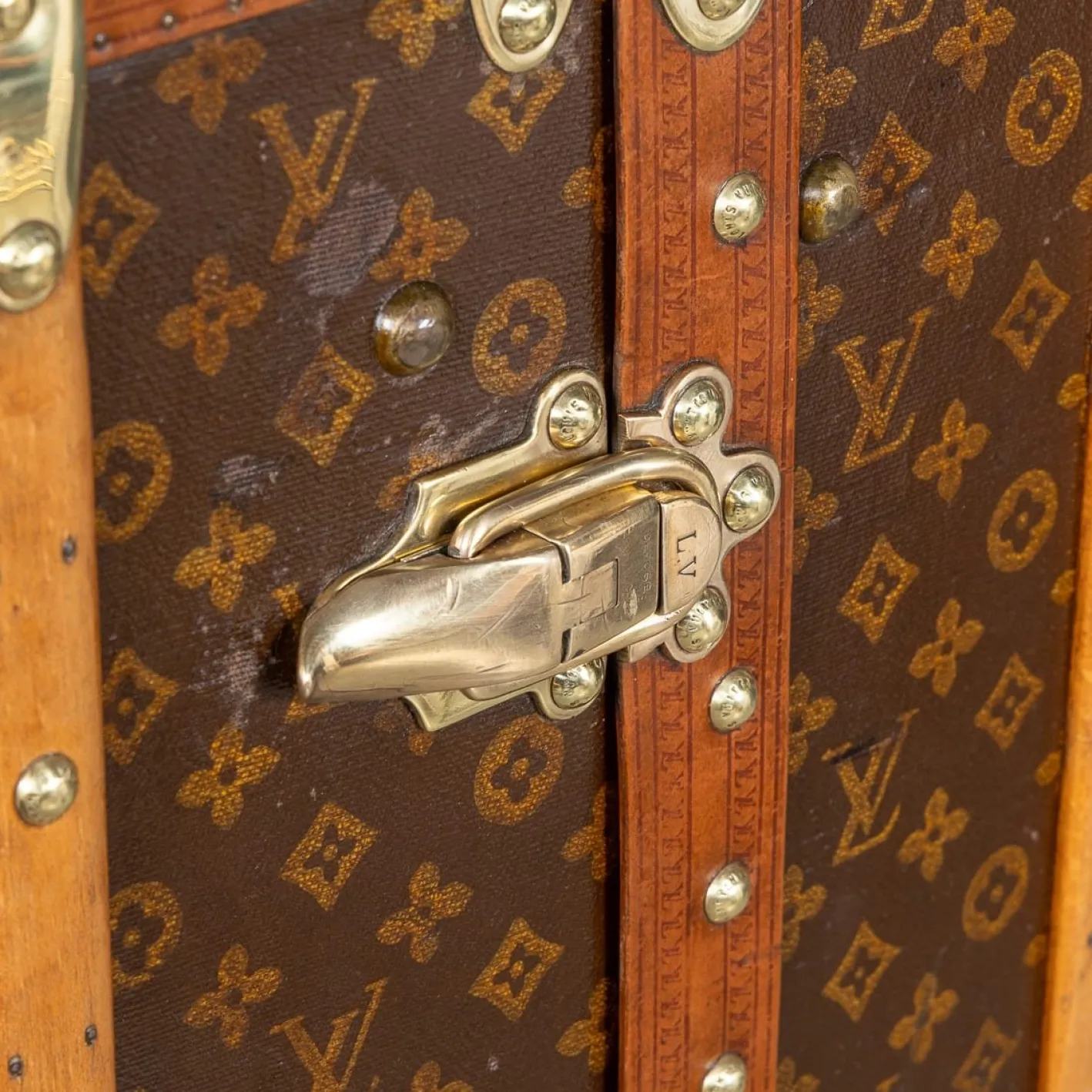 Kleiderschrank-Truhe mit monogrammiertem Leinen von Louis Vuitton, 1930er