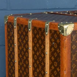 Kleiderschrank-Truhe mit monogrammiertem Leinen von Louis Vuitton, 1930er