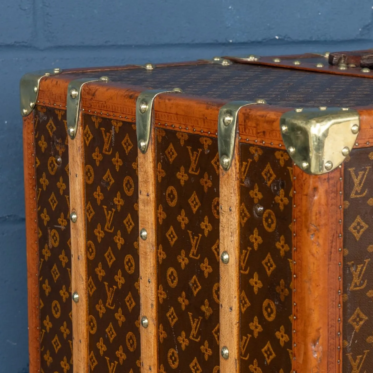 Kleiderschrank-Truhe mit monogrammiertem Leinen von Louis Vuitton, 1930er