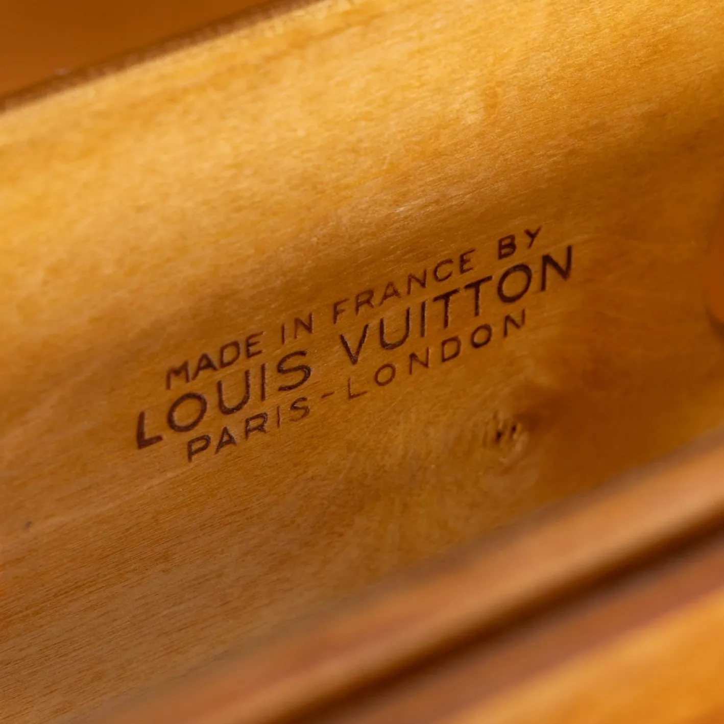Kleiderschrank-Truhe mit monogrammiertem Leinen von Louis Vuitton, 1930er