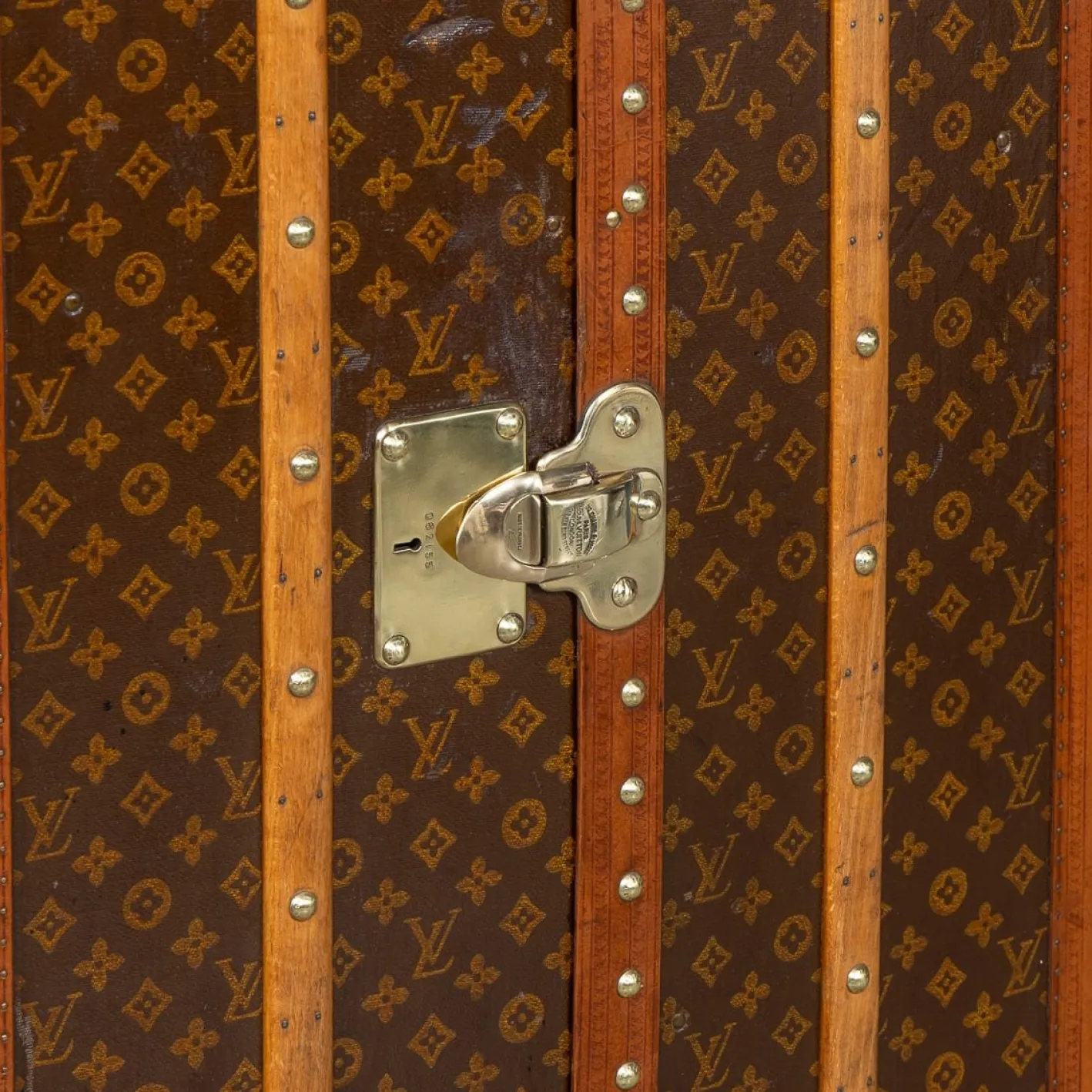 Kleiderschrank-Truhe mit monogrammiertem Leinen von Louis Vuitton, 1930er