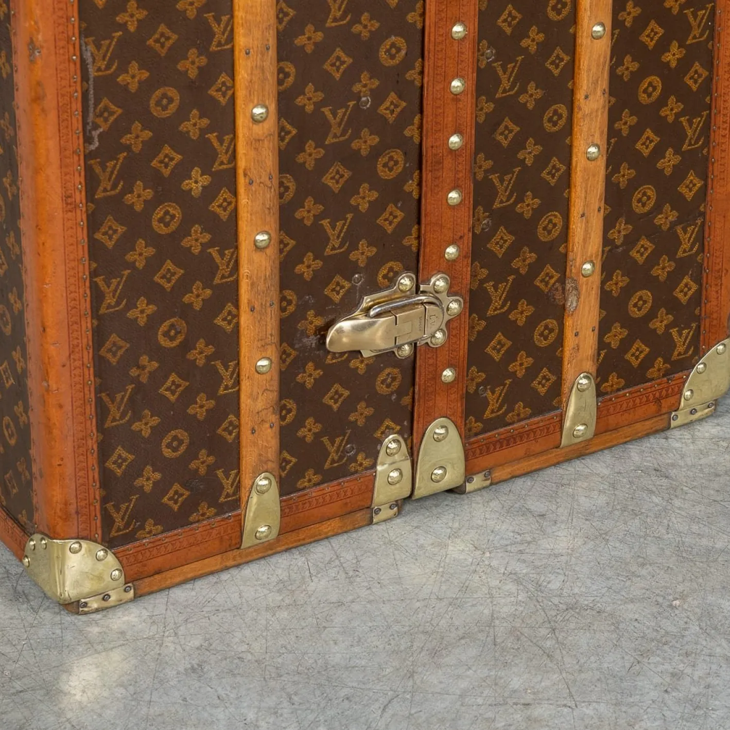 Kleiderschrank-Truhe mit monogrammiertem Leinen von Louis Vuitton, 1930er