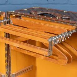 Kleiderschrank-Truhe mit monogrammiertem Leinen von Louis Vuitton, 1930er