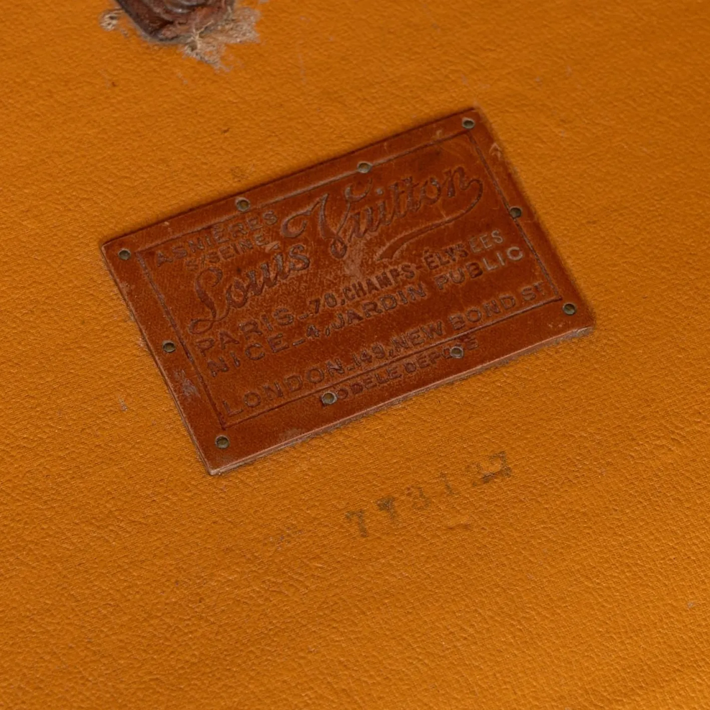 Kleiderschrank-Truhe mit monogrammiertem Leinen von Louis Vuitton, 1930er