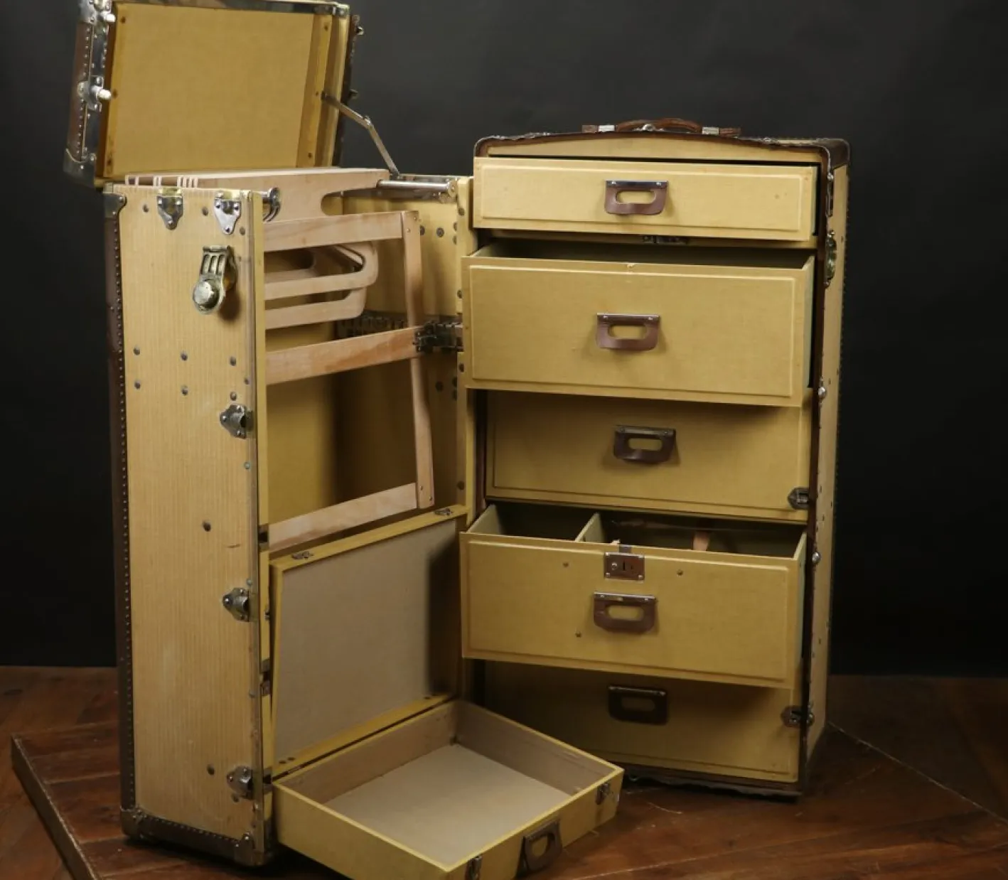 Kleiderschrank von Oshkosh, 1920er